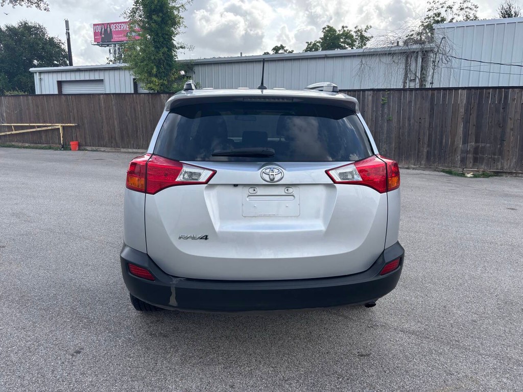 Toyota RAV4 Vehicle Full-screen Gallery Image 06