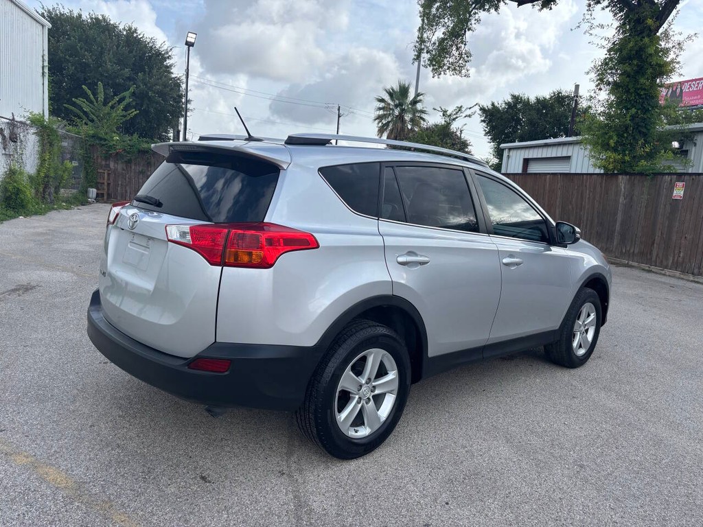 Toyota RAV4 Vehicle Full-screen Gallery Image 07