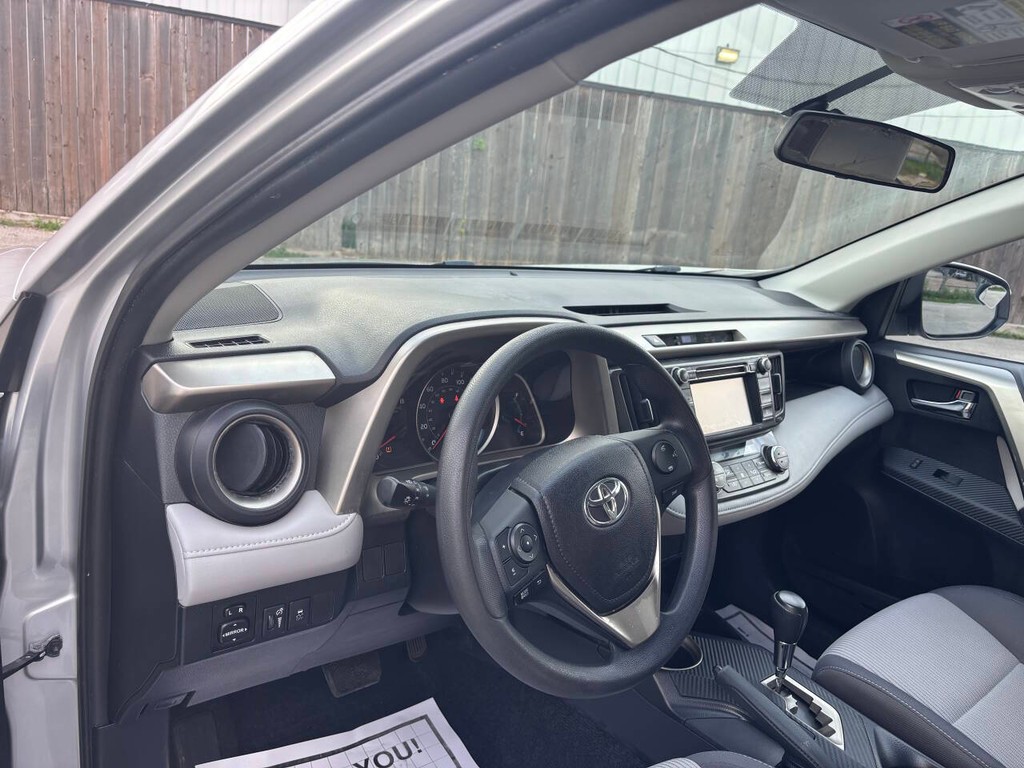 Toyota RAV4 Vehicle Full-screen Gallery Image 08