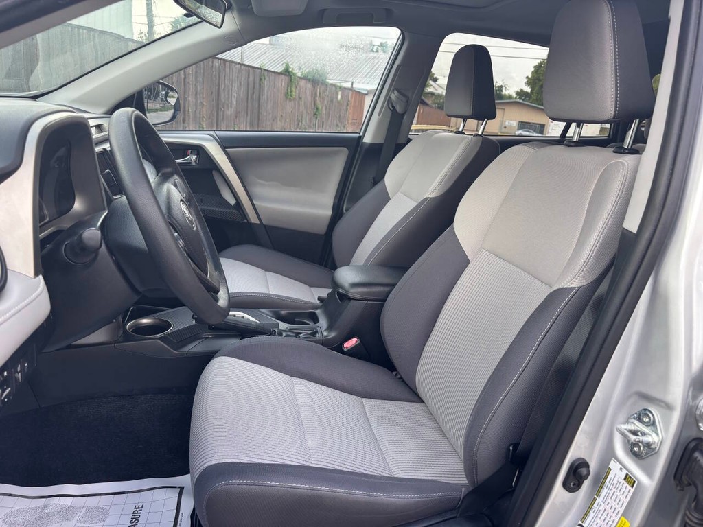Toyota RAV4 Vehicle Full-screen Gallery Image 09