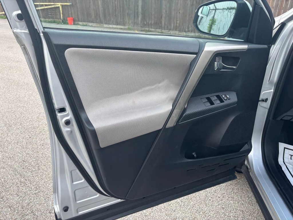 Toyota RAV4 Vehicle Full-screen Gallery Image 10