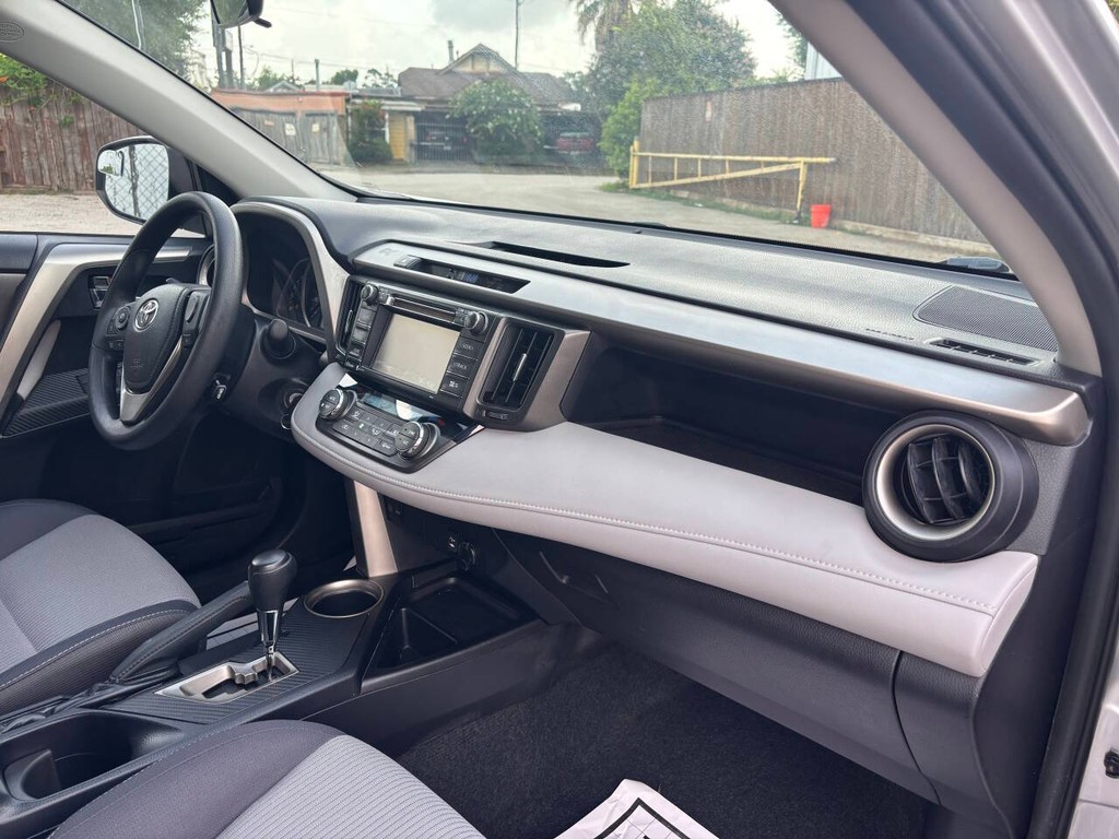 Toyota RAV4 Vehicle Full-screen Gallery Image 11