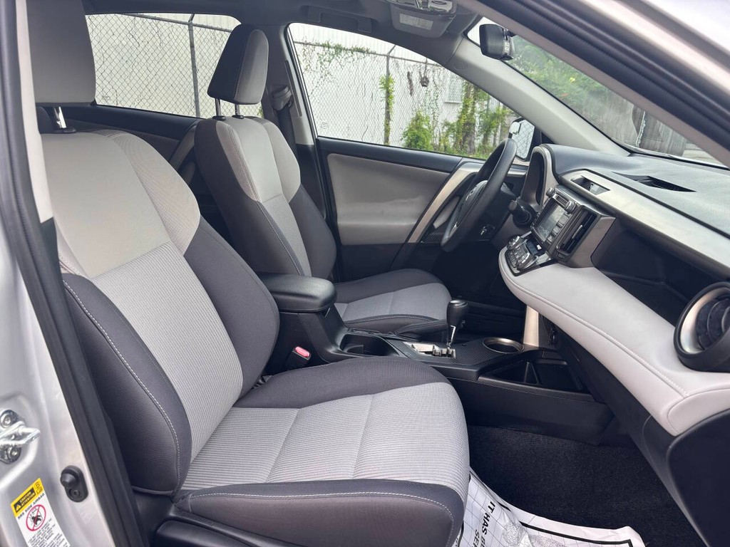 Toyota RAV4 Vehicle Full-screen Gallery Image 12