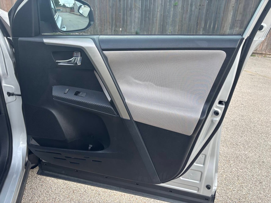 Toyota RAV4 Vehicle Full-screen Gallery Image 13