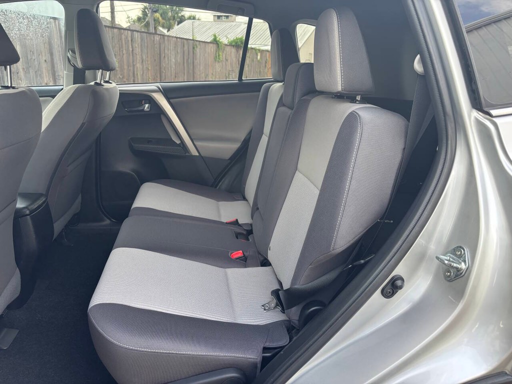 Toyota RAV4 Vehicle Full-screen Gallery Image 14