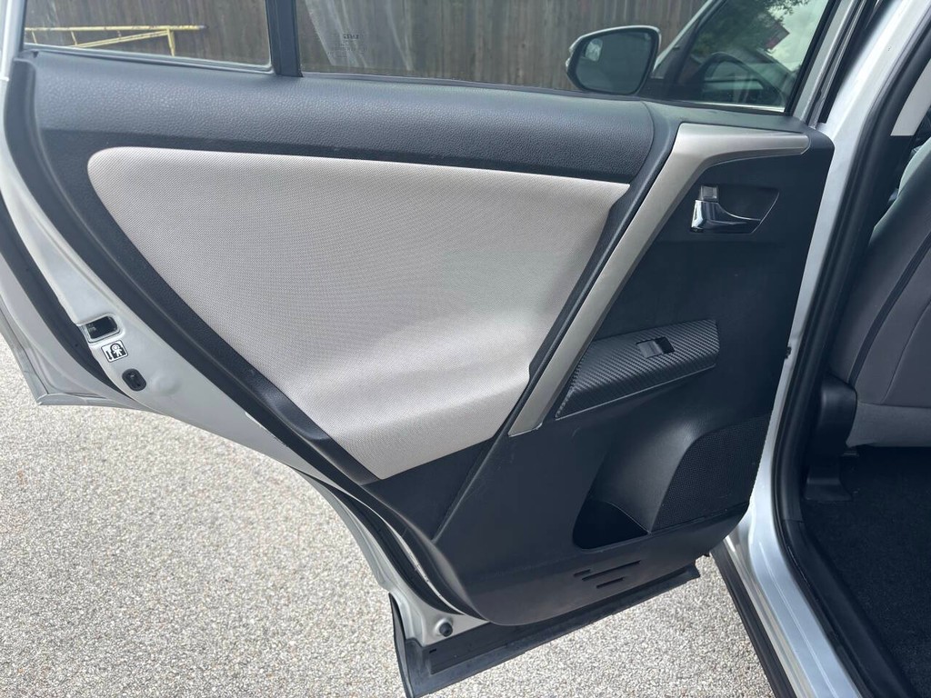 Toyota RAV4 Vehicle Full-screen Gallery Image 15