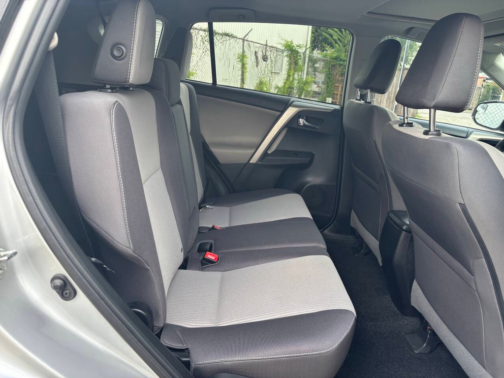 Toyota RAV4 Vehicle Full-screen Gallery Image 16