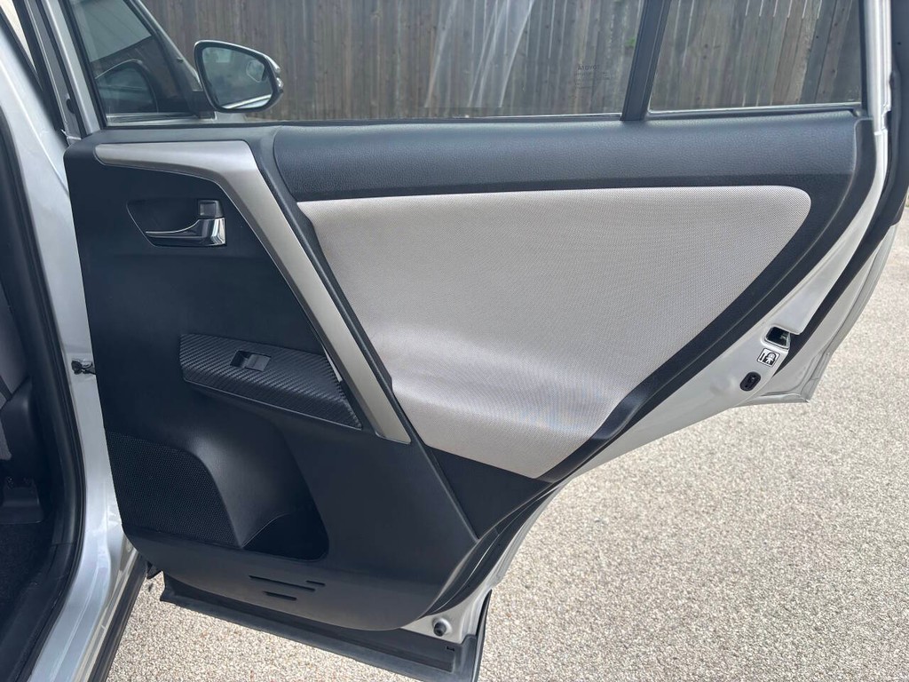 Toyota RAV4 Vehicle Full-screen Gallery Image 17