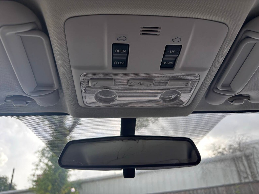 Toyota RAV4 Vehicle Full-screen Gallery Image 25
