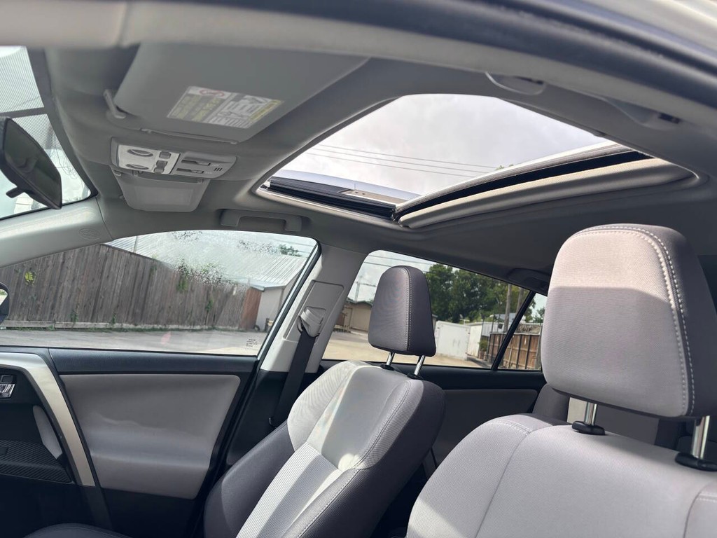 Toyota RAV4 Vehicle Full-screen Gallery Image 26