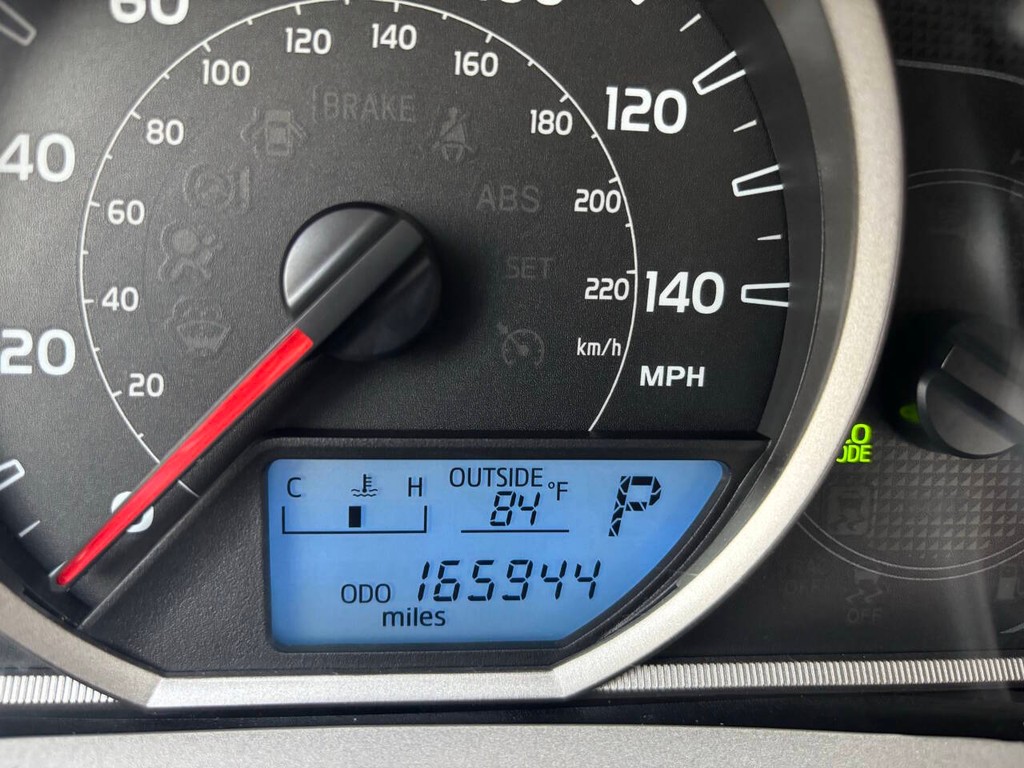 Toyota RAV4 Vehicle Full-screen Gallery Image 28