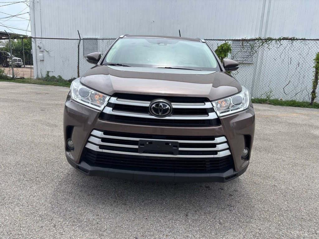 Toyota Highlander Vehicle Full-screen Gallery Image 02