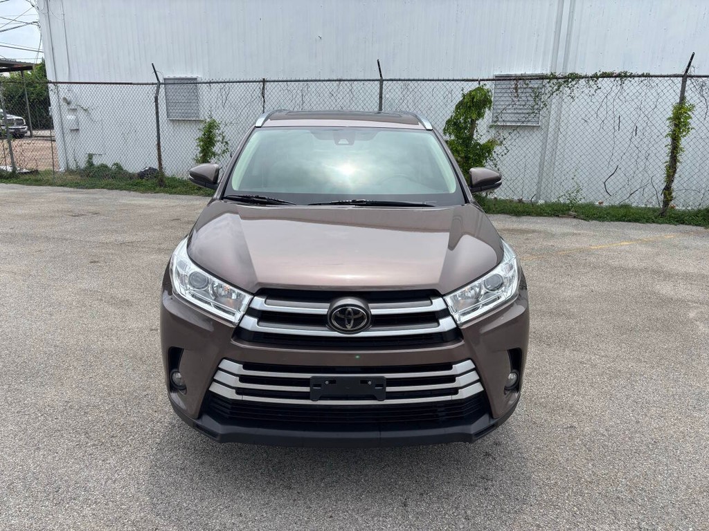 Toyota Highlander Vehicle Full-screen Gallery Image 03