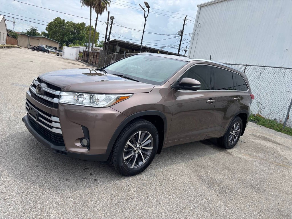 Toyota Highlander Vehicle Full-screen Gallery Image 04