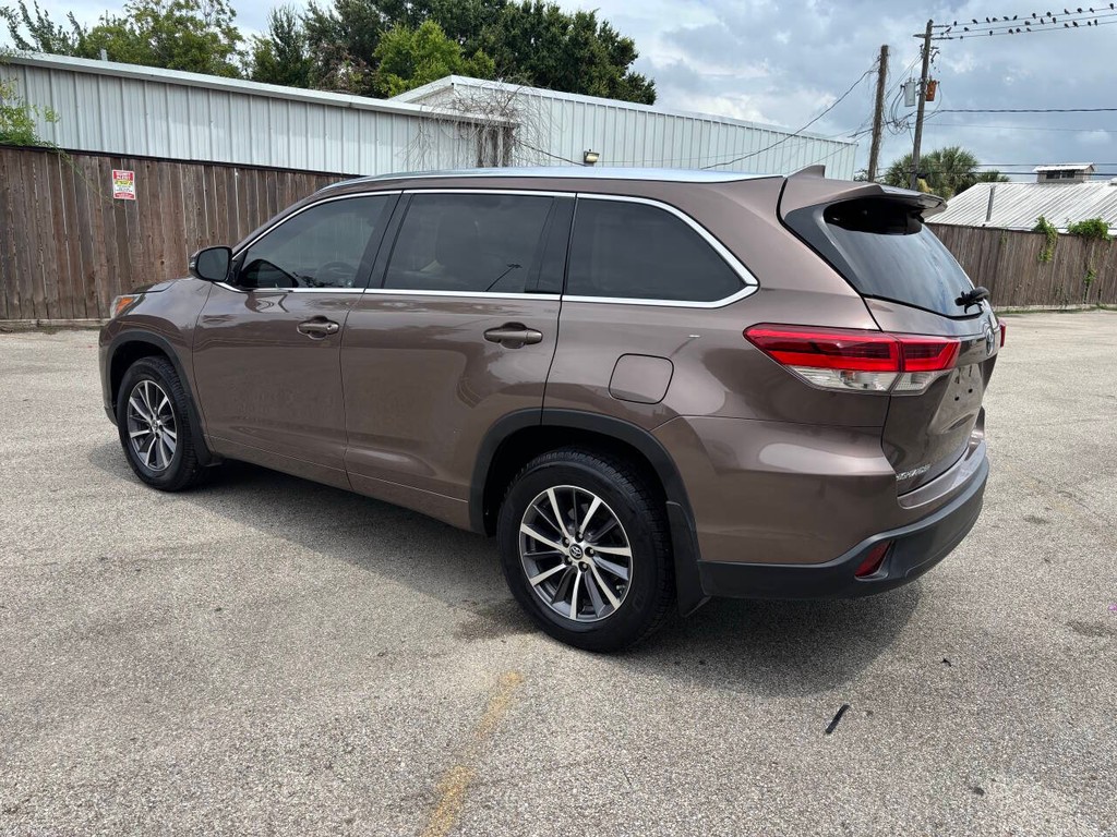 Toyota Highlander Vehicle Full-screen Gallery Image 05