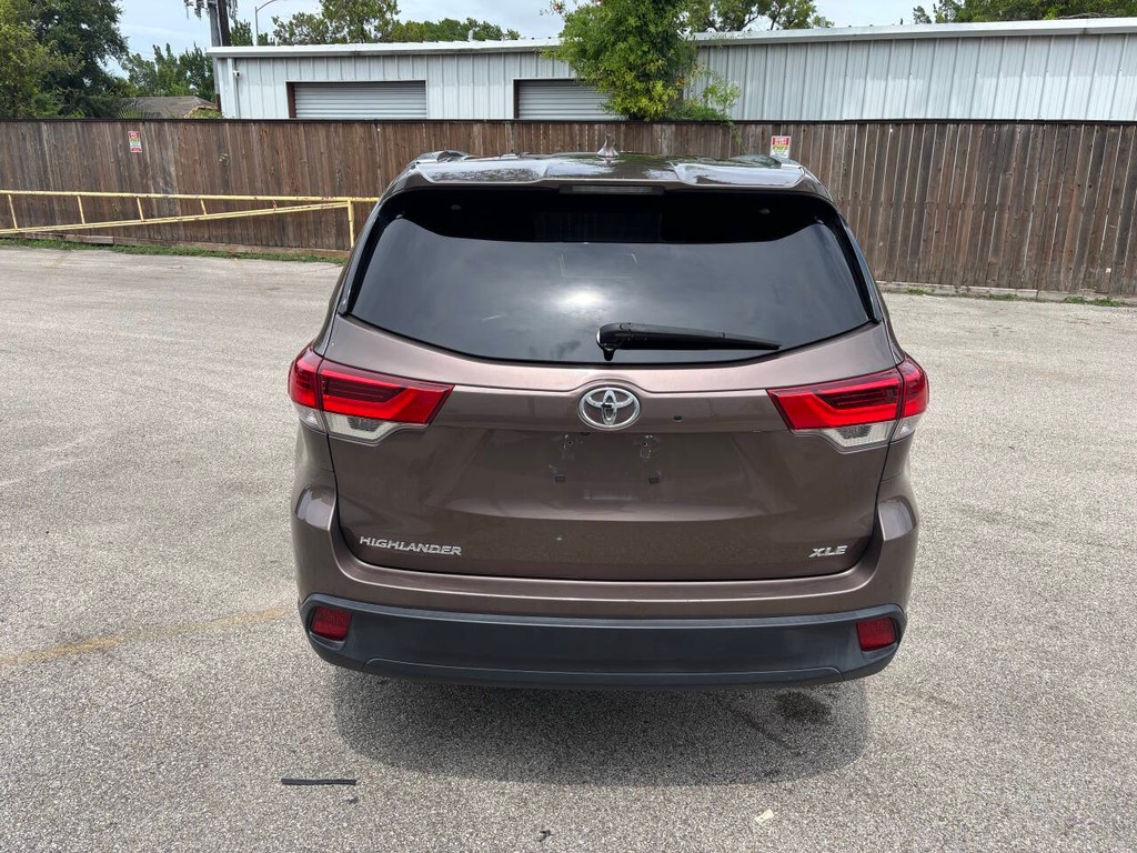 Toyota Highlander Vehicle Full-screen Gallery Image 06