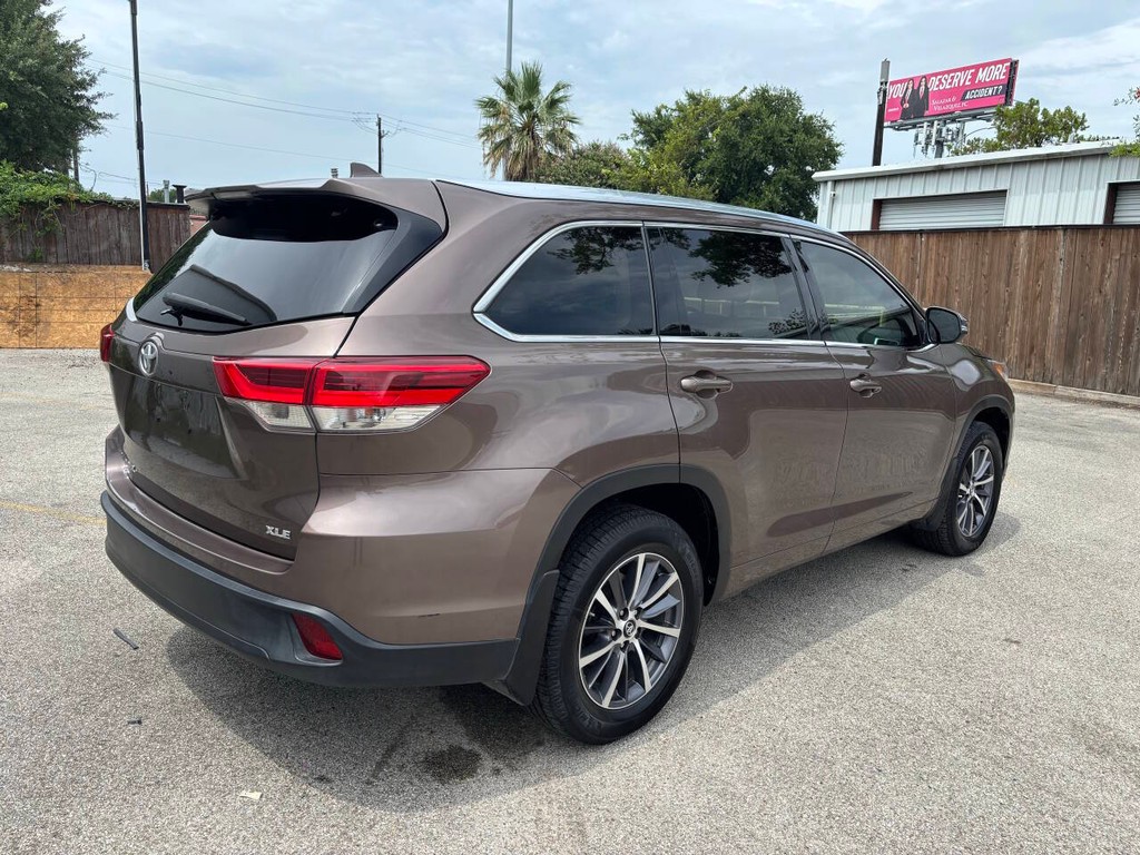 Toyota Highlander Vehicle Full-screen Gallery Image 07