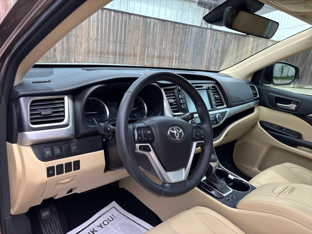 Toyota Highlander Vehicle Full-screen Gallery Image 08