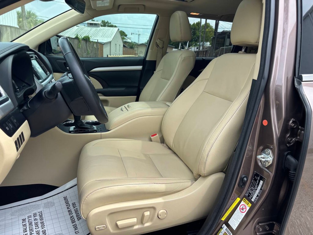 Toyota Highlander Vehicle Full-screen Gallery Image 09