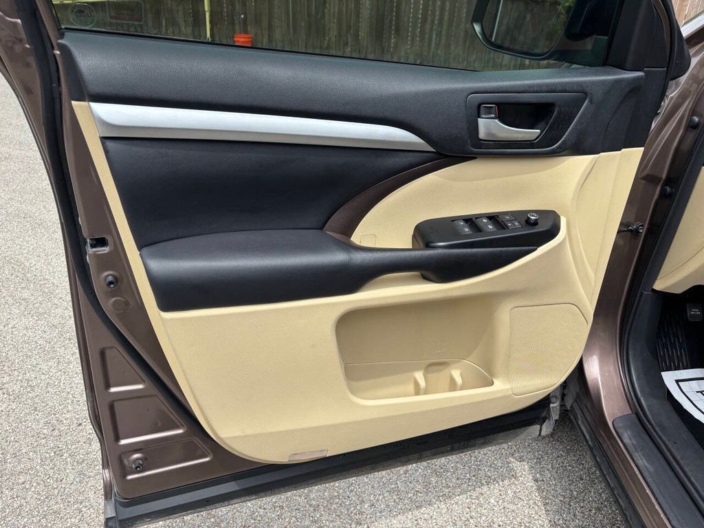 Toyota Highlander Vehicle Full-screen Gallery Image 10