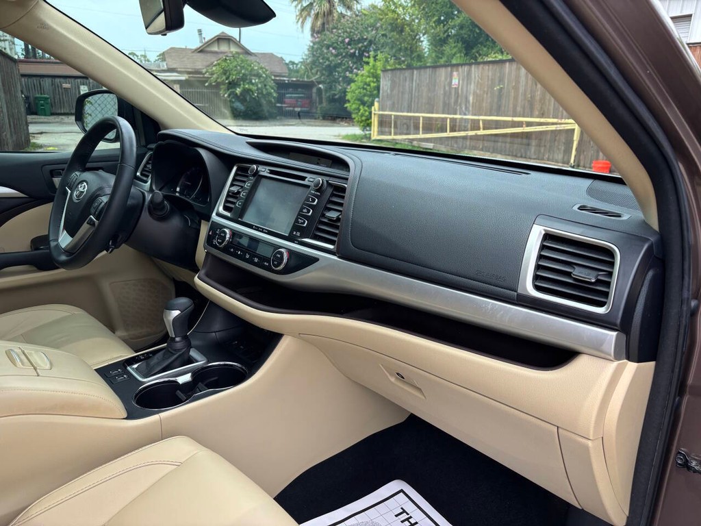 Toyota Highlander Vehicle Full-screen Gallery Image 11