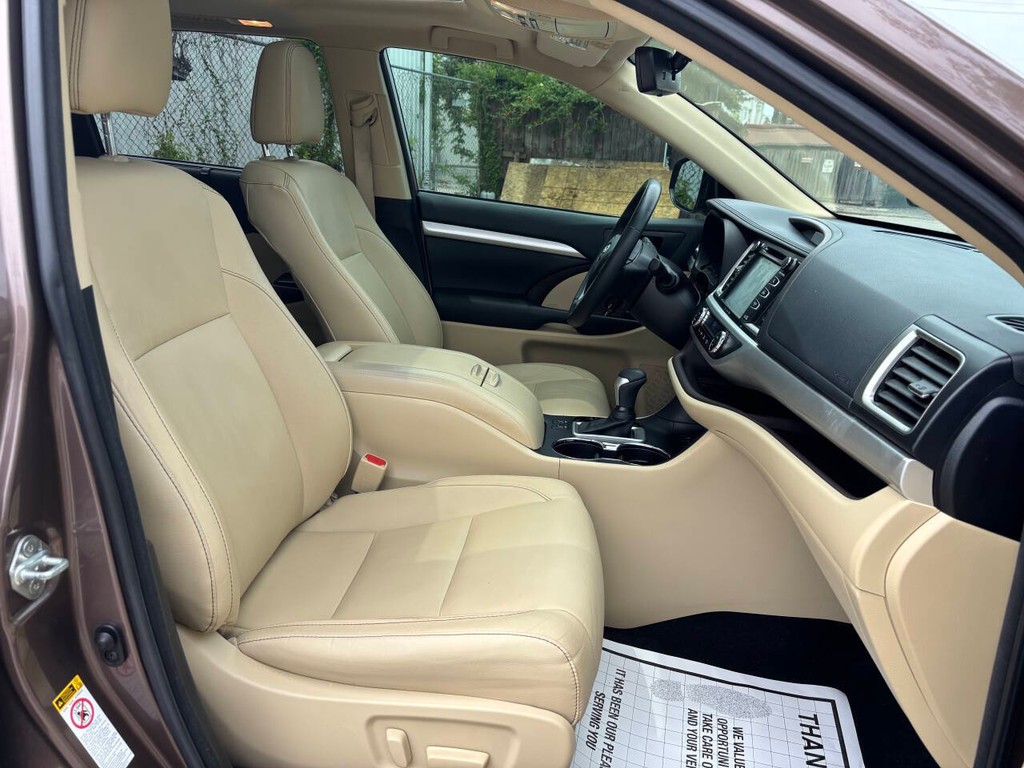 Toyota Highlander Vehicle Full-screen Gallery Image 12