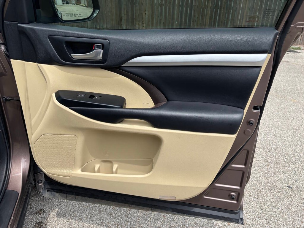 Toyota Highlander Vehicle Full-screen Gallery Image 13