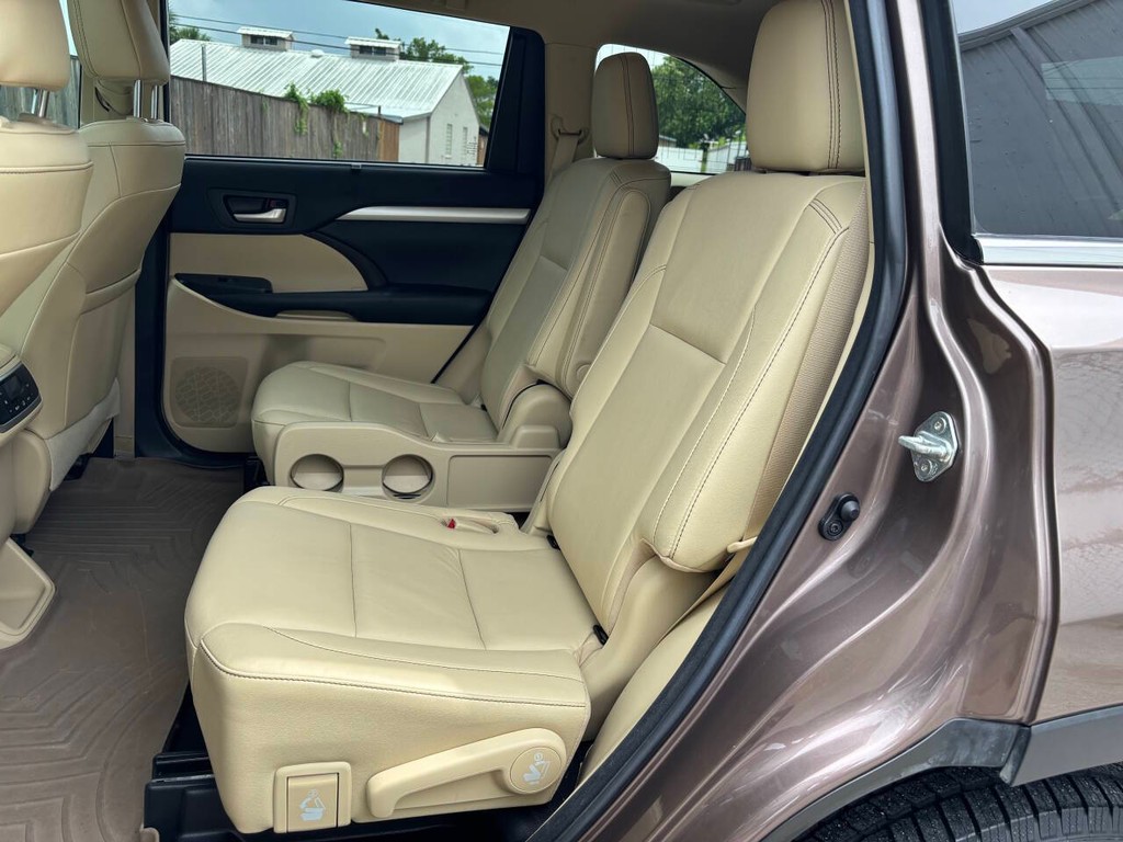 Toyota Highlander Vehicle Full-screen Gallery Image 14