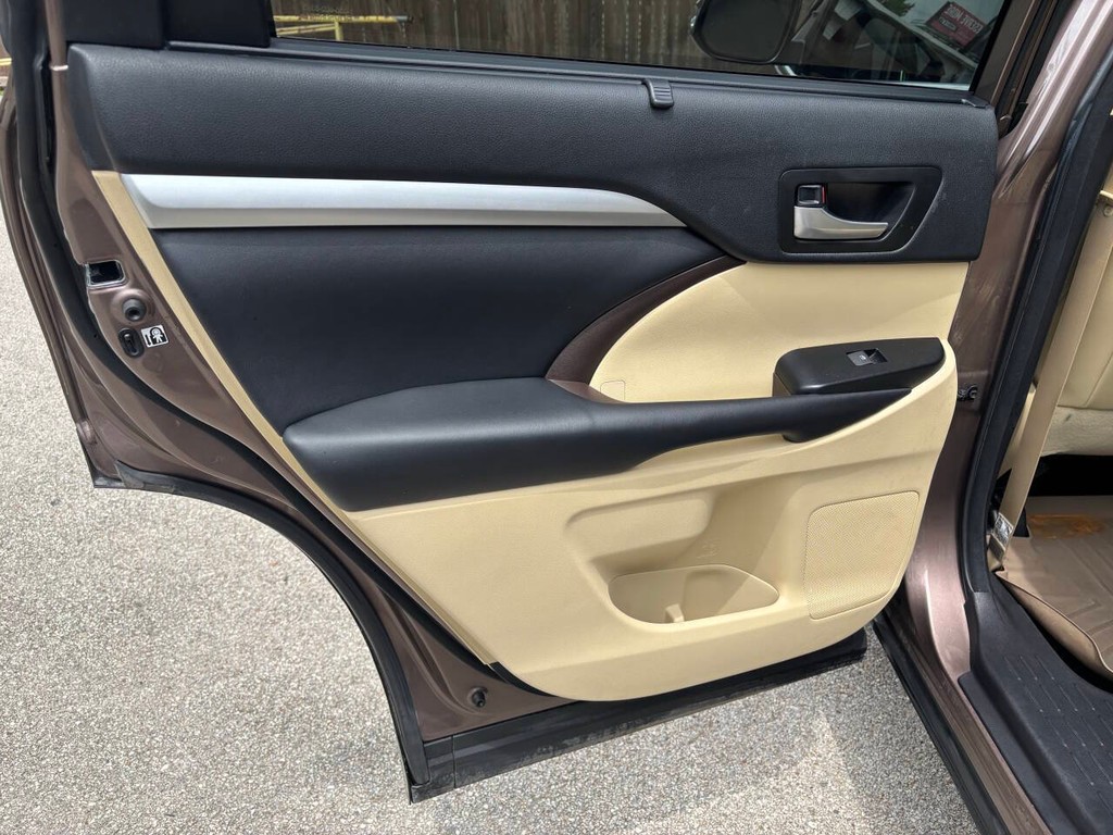 Toyota Highlander Vehicle Full-screen Gallery Image 15