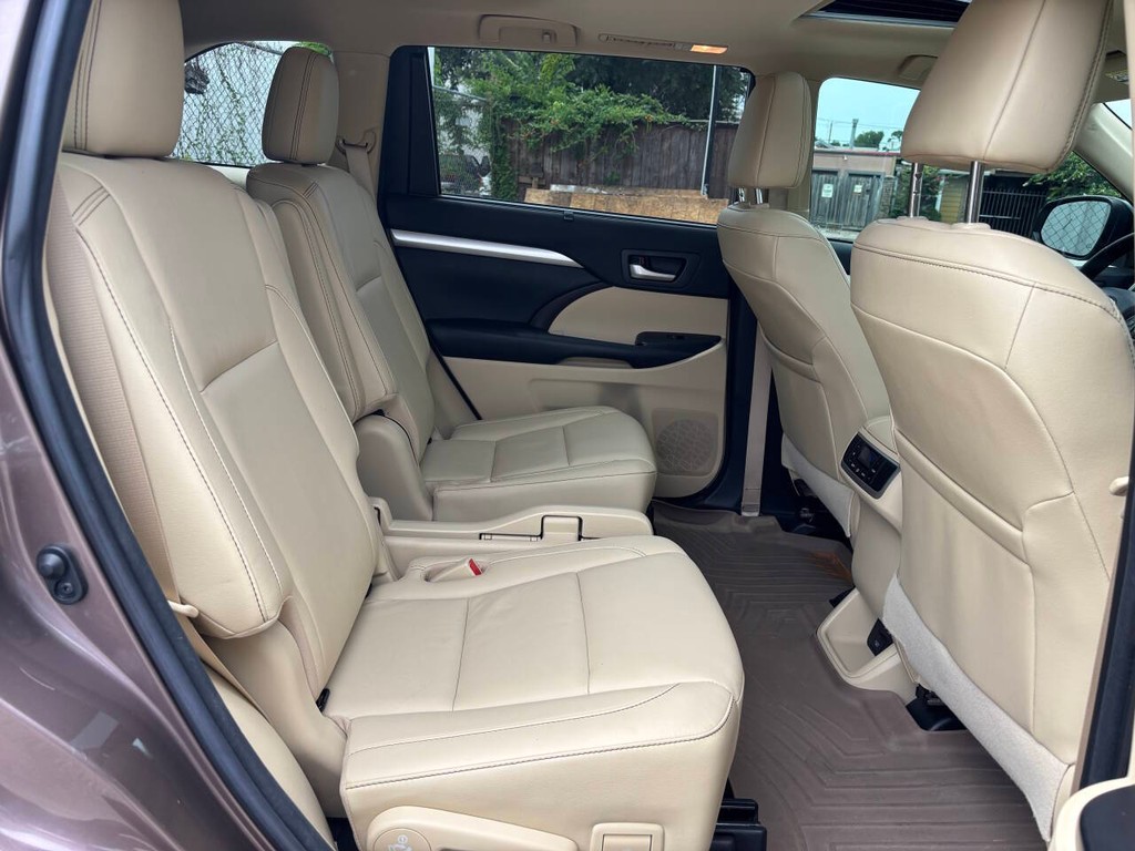Toyota Highlander Vehicle Full-screen Gallery Image 16