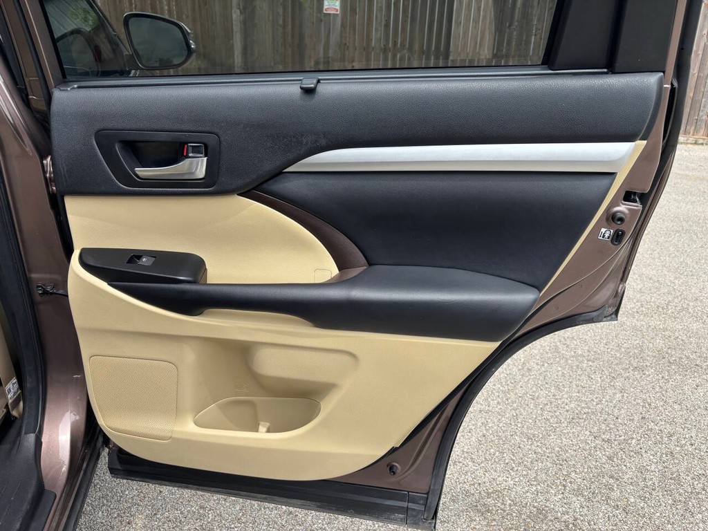 Toyota Highlander Vehicle Full-screen Gallery Image 17
