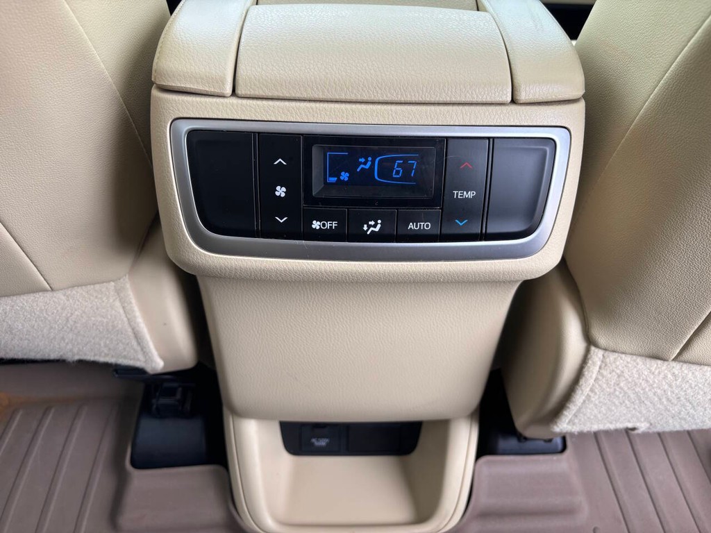 Toyota Highlander Vehicle Full-screen Gallery Image 20
