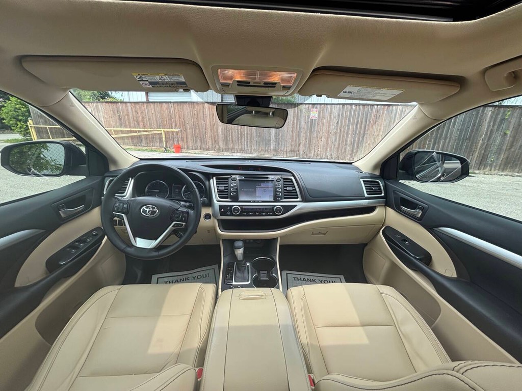 Toyota Highlander Vehicle Full-screen Gallery Image 21