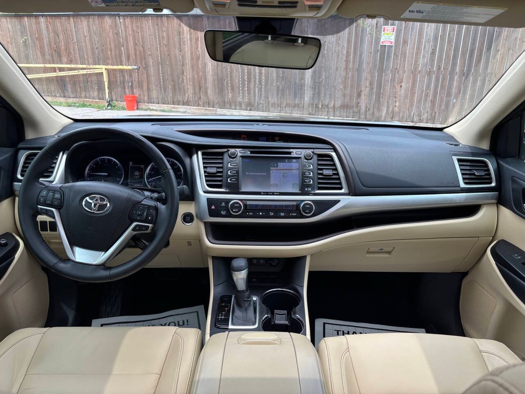 Toyota Highlander Vehicle Full-screen Gallery Image 22