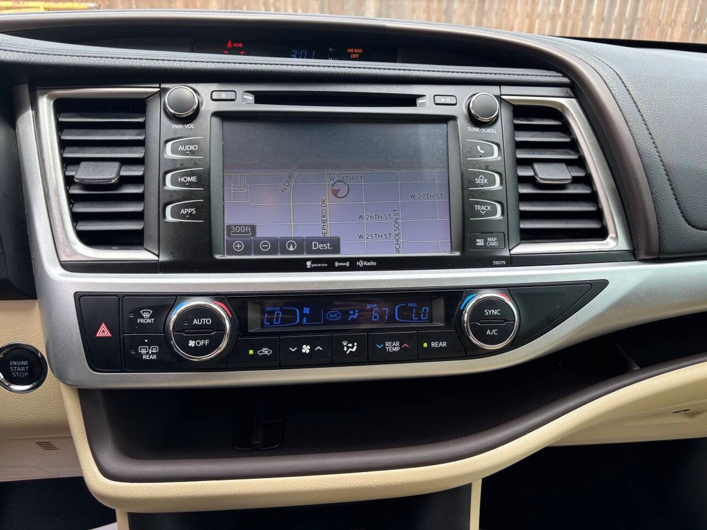 Toyota Highlander Vehicle Full-screen Gallery Image 23