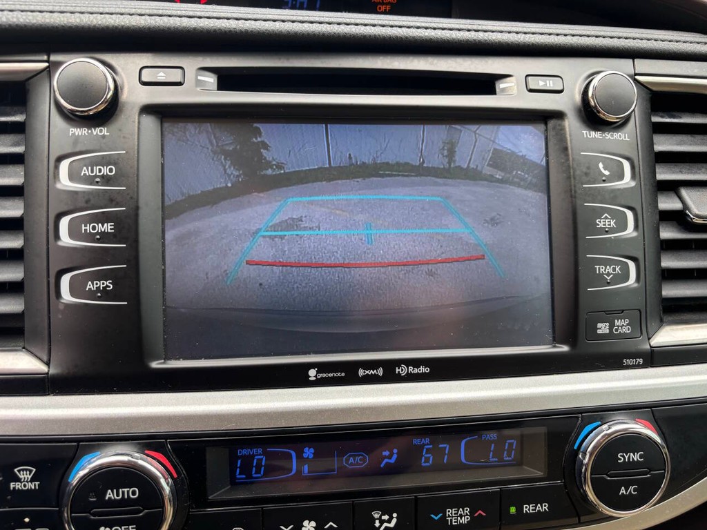 Toyota Highlander Vehicle Full-screen Gallery Image 24