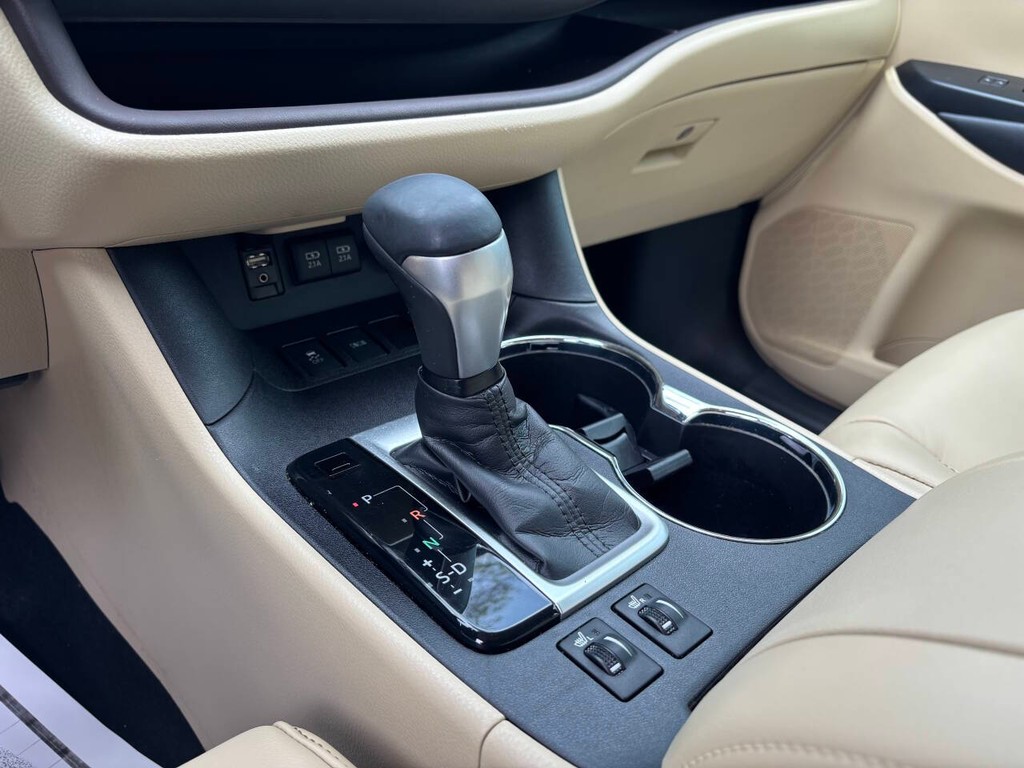 Toyota Highlander Vehicle Full-screen Gallery Image 25