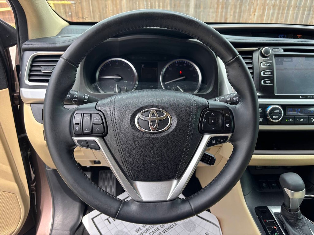 Toyota Highlander Vehicle Full-screen Gallery Image 26