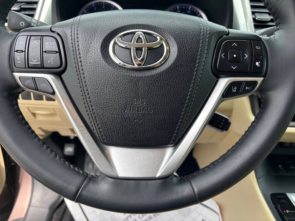 Toyota Highlander Vehicle Full-screen Gallery Image 27