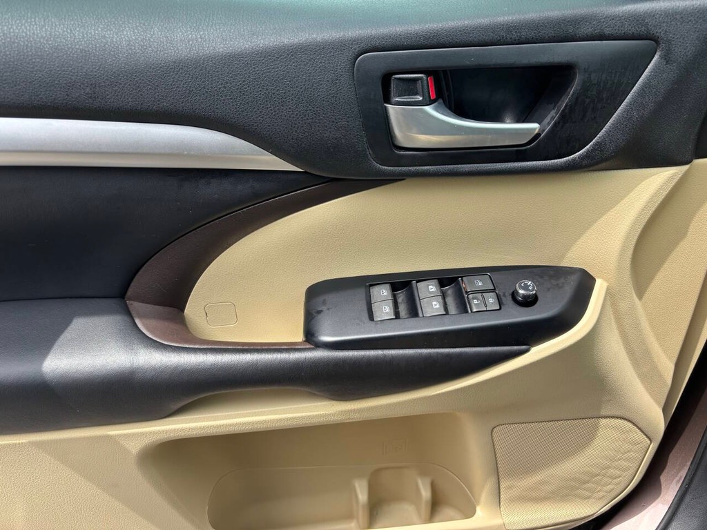 Toyota Highlander Vehicle Full-screen Gallery Image 29