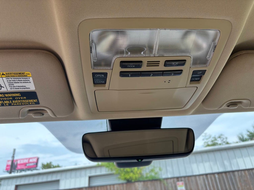 Toyota Highlander Vehicle Full-screen Gallery Image 30