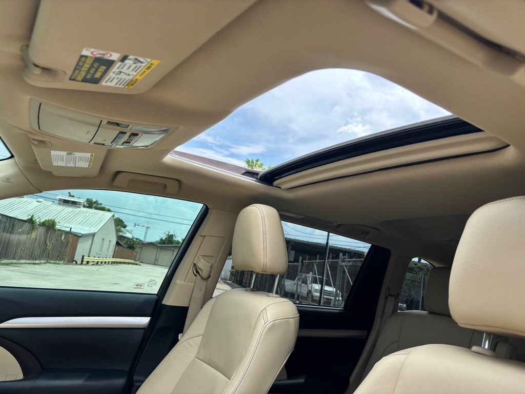 Toyota Highlander Vehicle Full-screen Gallery Image 31