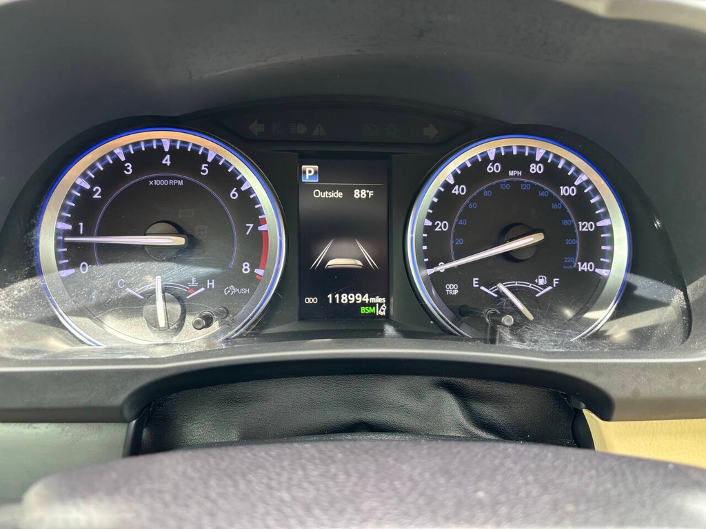 Toyota Highlander Vehicle Full-screen Gallery Image 32