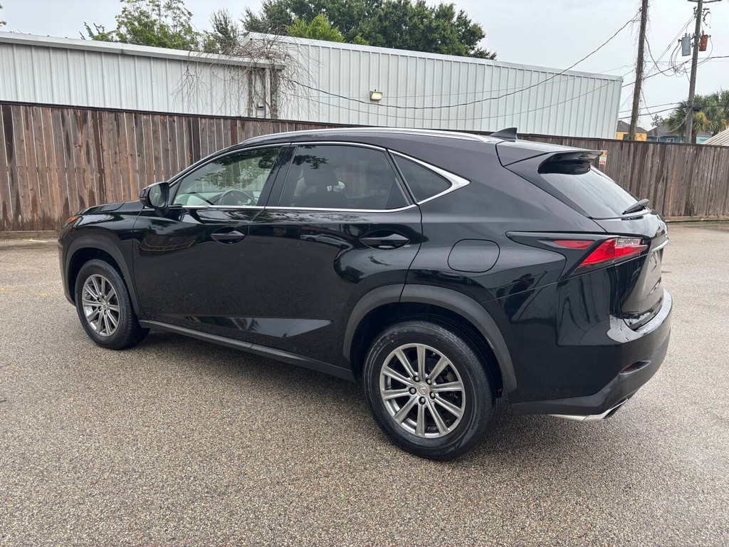 Lexus NX 200t Vehicle Full-screen Gallery Image 05