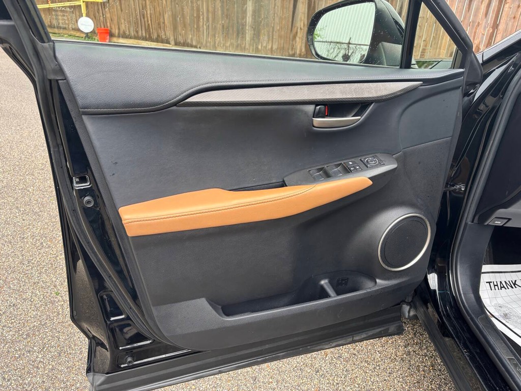 Lexus NX 200t Vehicle Full-screen Gallery Image 10