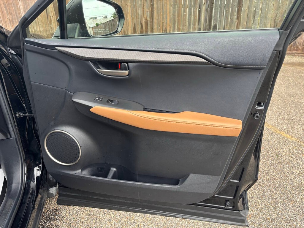 Lexus NX 200t Vehicle Full-screen Gallery Image 13