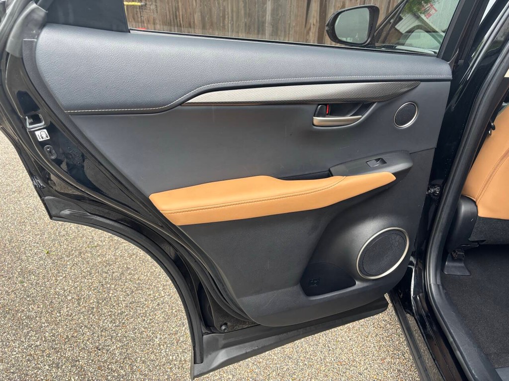 Lexus NX 200t Vehicle Full-screen Gallery Image 15
