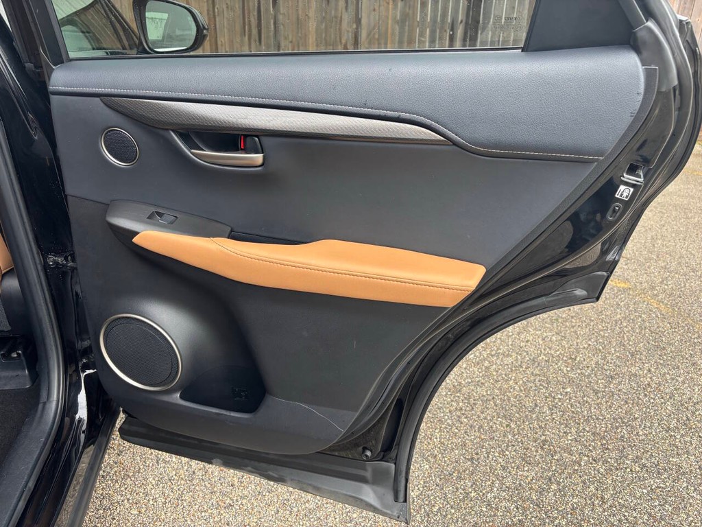 Lexus NX 200t Vehicle Full-screen Gallery Image 17