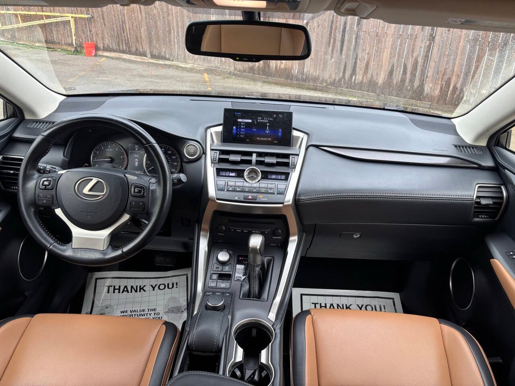 Lexus NX 200t Vehicle Full-screen Gallery Image 19