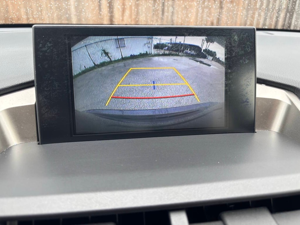 Lexus NX 200t Vehicle Full-screen Gallery Image 21